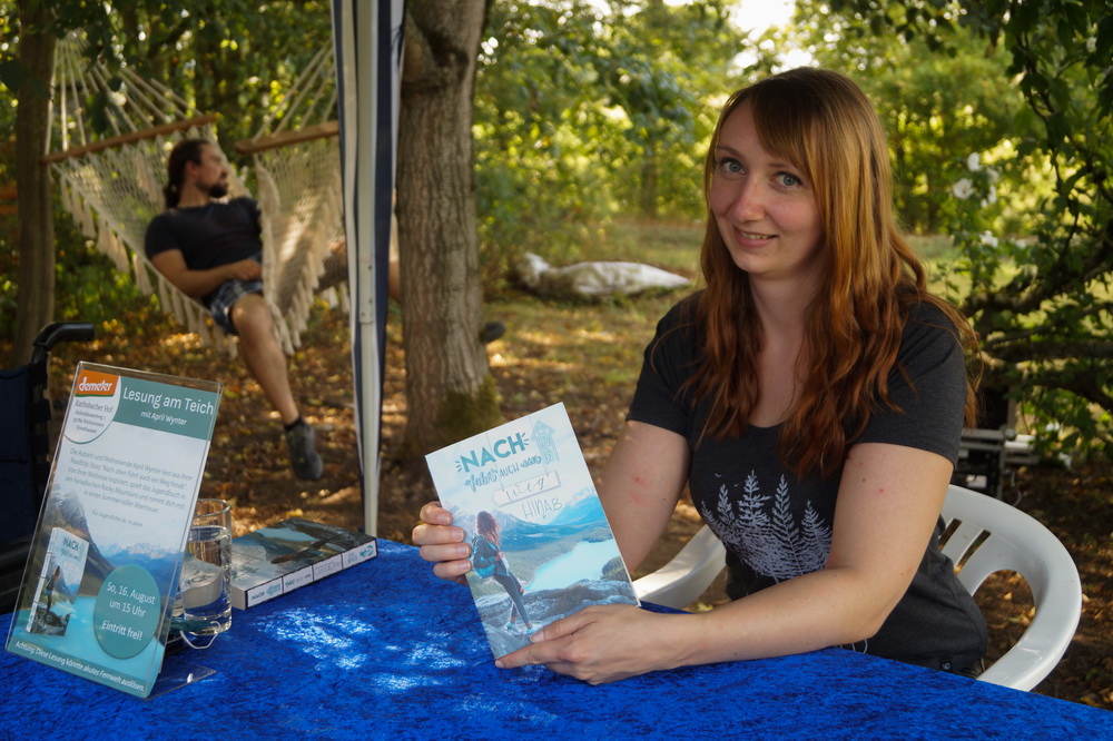 Lesung am Teich des Rathsbacher Hofes mit Autorin April Wynter gut besucht